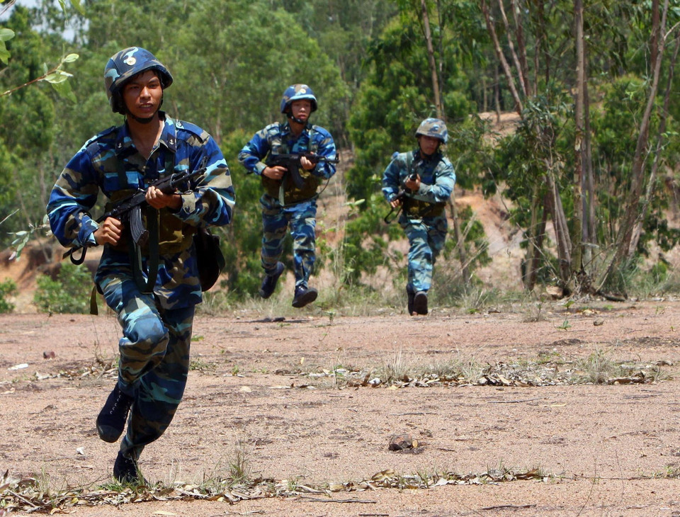 Chiến sỹ Lữ đoàn Hải quân đánh bộ 147 luyện tập đổ bộ, đánh chiếm mục tiêu. (Ảnh: Trọng Đức/TTXVN)