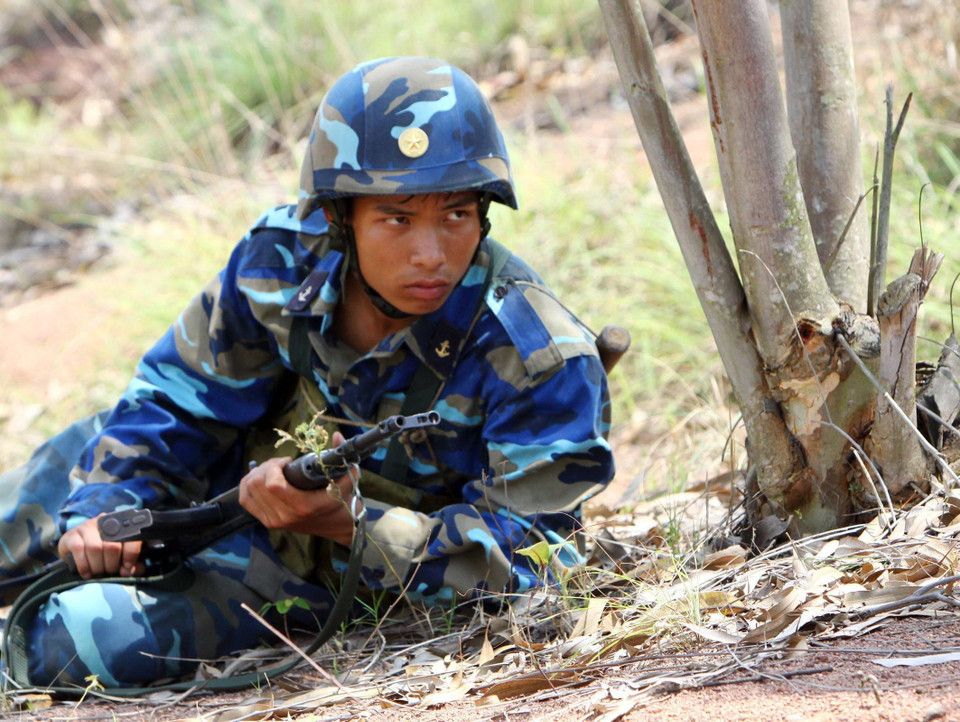 Chiến sỹ Lữ đoàn Hải quân đánh bộ 147 luyện tập phục kích, đánh chiếm mục tiêu. (Ảnh: Trọng Đức/TTXVN)