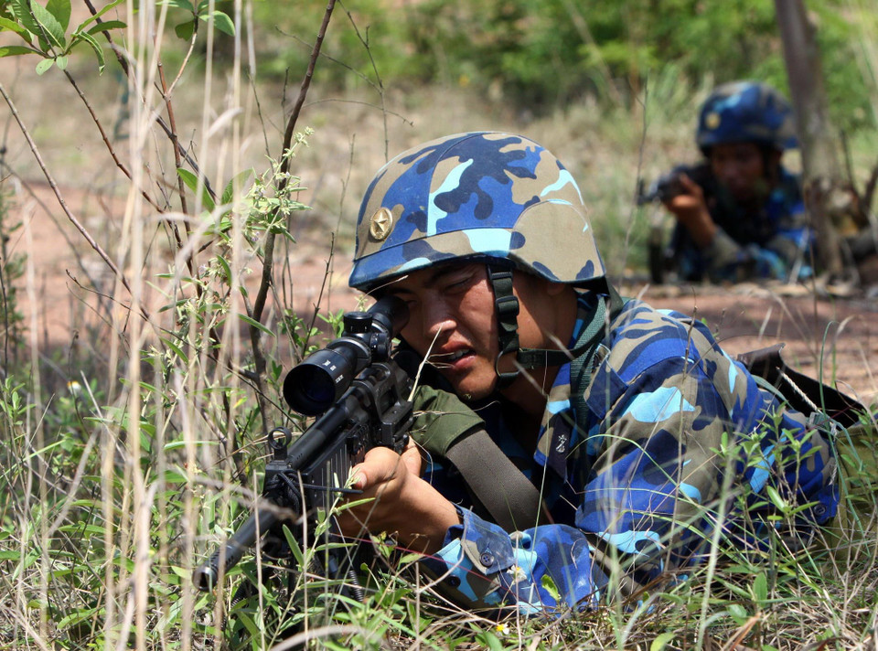 Chiến sỹ Lữ đoàn Hải quân đánh bộ 147 luyện tập đổ bộ, đánh chiếm mục tiêu. (Ảnh: Trọng Đức/TTXVN)