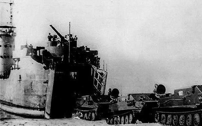 Lực lượng Hải quân đánh bộ Việt Nam đổ bộ phương tiện cơ giới với nhiều lực lượng trong chiến dịch đổ bộ Tà Lơn, tiến đánh giải phóng cảng Kampong Som và cảng Ream, mở đầu cho công cuộc giúp nhân dân Campuchia tiêu diệt chế độ diệt chủng Pol Pot. (Ảnh: Tư liệu/TTXVN phát)