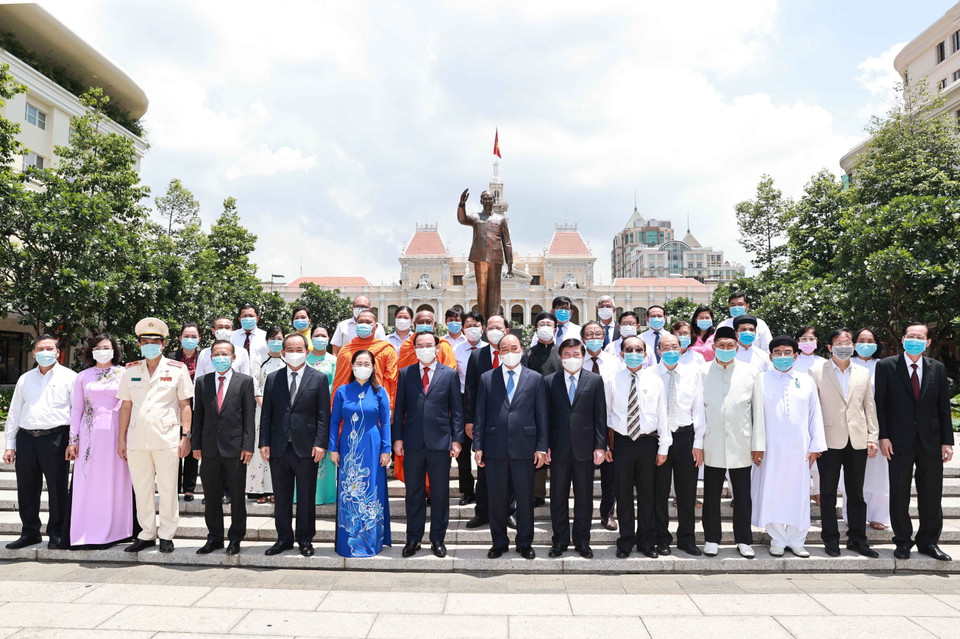 Chủ tịch nước Nguyễn Xuân Phúc cùng các đại biểu chụp ảnh lưu niệm Công viên Tượng đài Chủ tịch Hồ Chí Minh. (Ảnh: Thống Nhất/TTXVN)