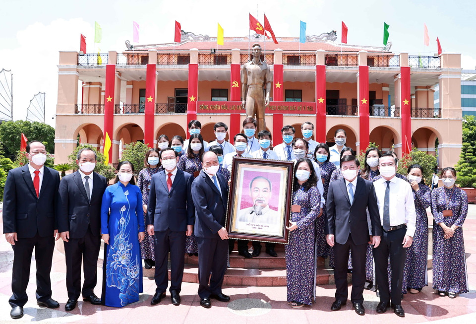 Chủ tịch nước Nguyễn Xuân Phúc tặng chân dung Chủ tịch Hồ Cí Minh cho Bảo tàng Hồ Chí Minh - Chi nhánh Thành phố Hồ Chí Minh. (Ảnh: Thống Nhất/TTXVN)