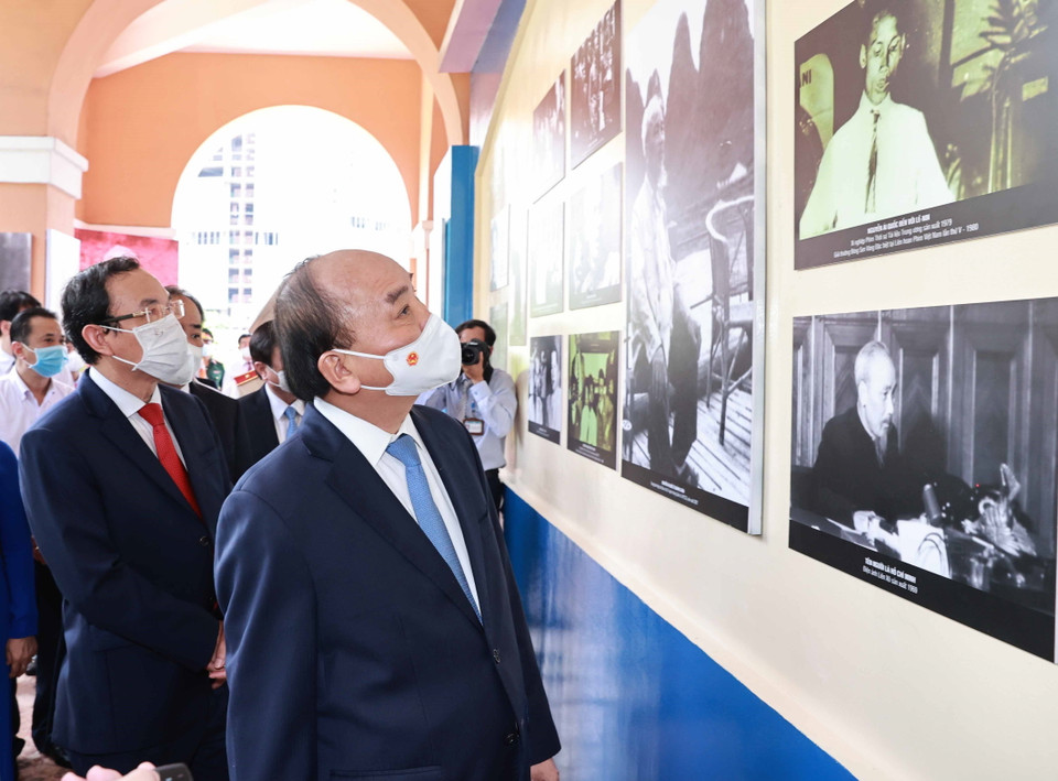 Chủ tịch nước Nguyễn Xuân Phúc tham quan Triển lãm Hình ảnh và Hình tượng Chủ tịch Hồ Chí Minh trong các tác phẩm điện ảnh tại Bảo tàng Hồ Chí Minh - Chi nhánh Thành phố Hồ Chí Minh. (Ảnh: Thống Nhất/TTXVN)