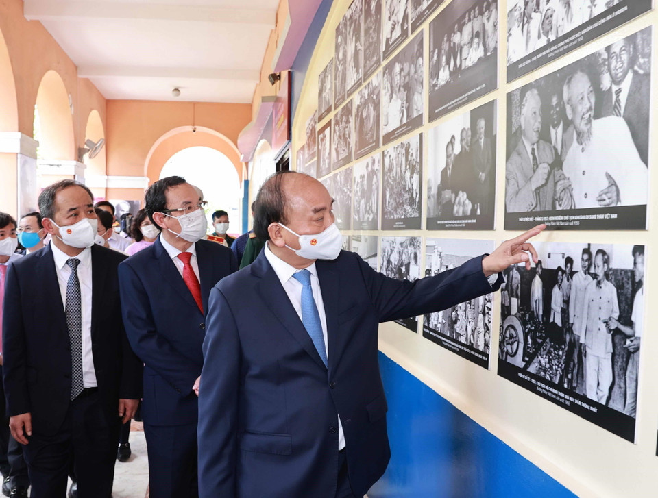 Chủ tịch nước Nguyễn Xuân Phúc tham quan Triển lãm Hình ảnh và Hình tượng Chủ tịch Hồ Chí Minh trong các tác phẩm điện ảnh tại Bảo tàng Hồ Chí Minh - Chi nhánh Thành phố Hồ Chí Minh. (Ảnh: Thống Nhất/TTXVN)