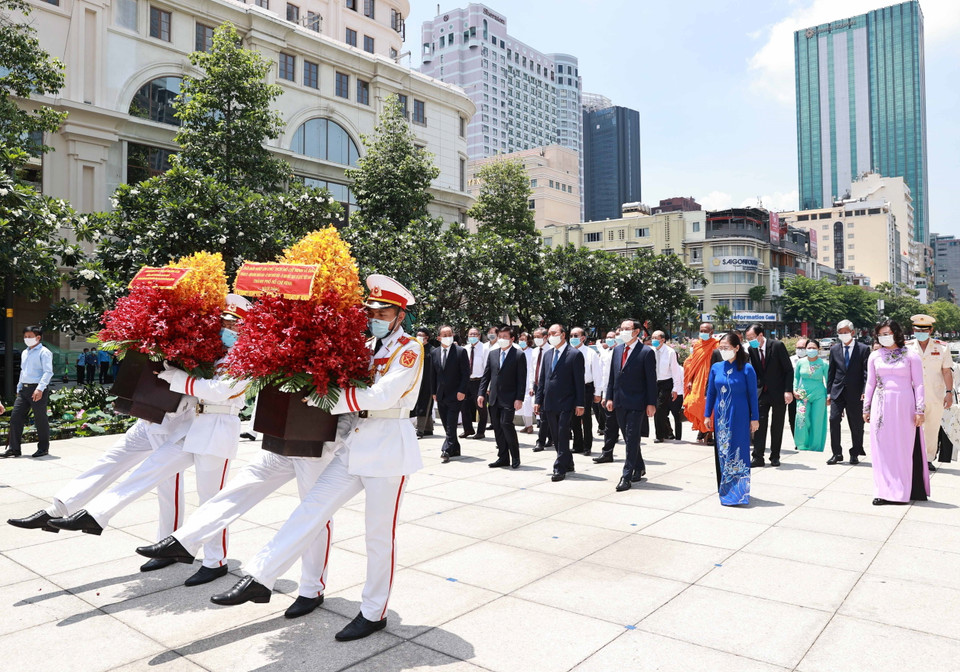 Chủ tịch nước Nguyễn Xuân Phúc dâng hoa tại Công viên Tượng đài Chủ tịch Hồ Chí Minh. (Ảnh: Thống Nhất/TTXVN)