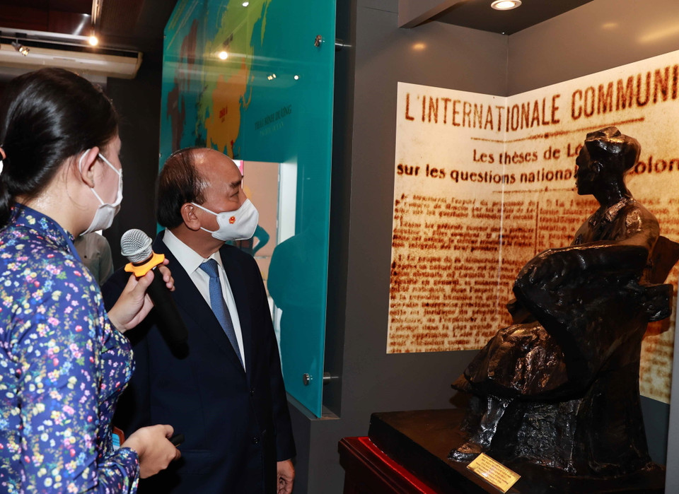 Chủ tịch nước Nguyễn Xuân Phúc tham quan Bảo tàng Hồ Chí Minh - Chi nhánh Thành phố Hồ Chí Minh. (Ảnh: Thống Nhất/TTXVN)