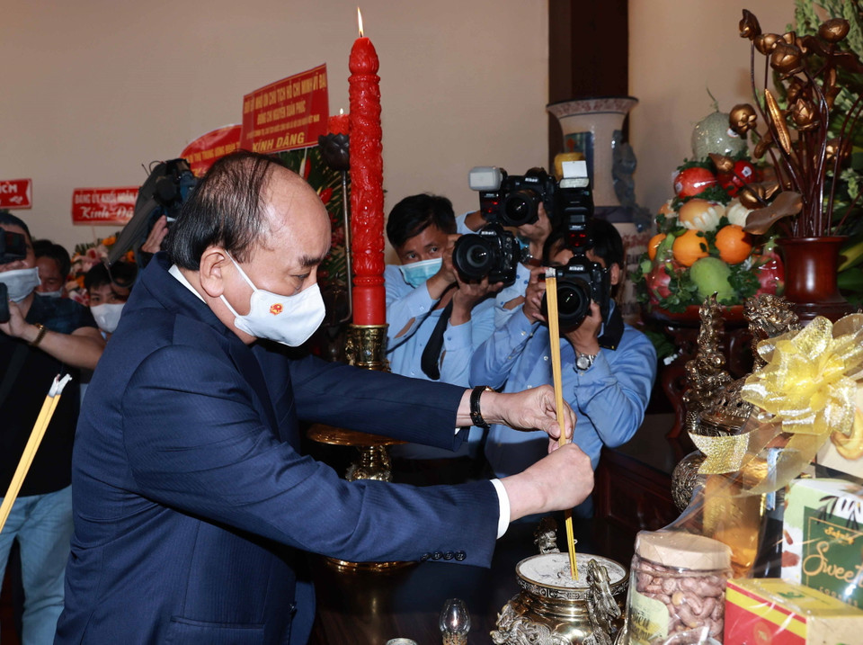 Chủ tịch nước Nguyễn Xuân Phúc dâng hương tưởng niệm Chủ tịch Hồ Chí Minh tại Khu Di tích lịch sử Bến Nhà Rồng. (Ảnh: Thống Nhất/TTXVN)