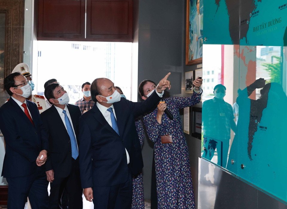 Chủ tịch nước Nguyễn Xuân Phúc tham quan Bảo tàng Hồ Chí Minh - Chi nhánh Thành phố Hồ Chí Minh. (Ảnh: Thống Nhất/TTXVN)