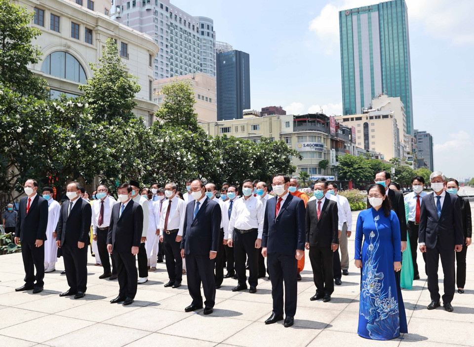 Chủ tịch nước Nguyễn Xuân Phúc dâng hoa tại Công viên Tượng đài Chủ tịch Hồ Chí Minh. (Ảnh: Thống Nhất/TTXVN)