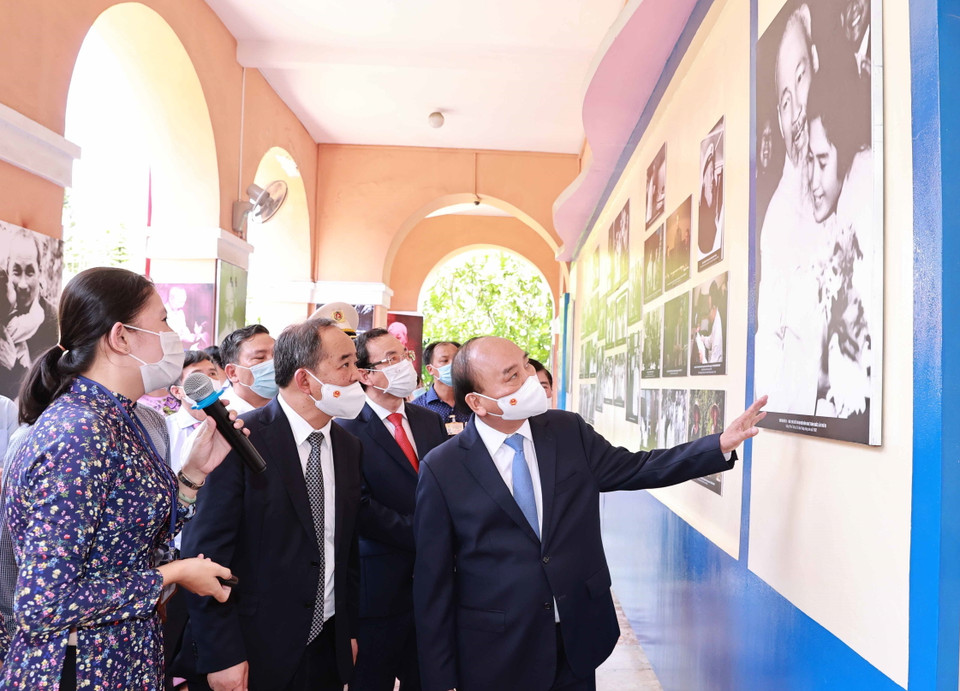 Chủ tịch nước Nguyễn Xuân Phúc tham quan Triển lãm Hình ảnh và Hình tượng Chủ tịch Hồ Chí Minh trong các tác phẩm điện ảnh tại Bảo tàng Hồ Chí Minh - Chi nhánh Thành phố Hồ Chí Minh. (Ảnh: Thống Nhất/TTXVN)