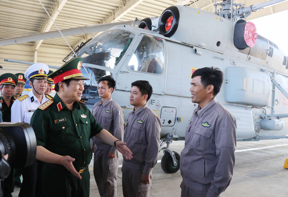 Đại tướng, Bộ trưởng Quốc phòng Ngô Xuân Lịch gặp gỡ, giao nhiệm vụ cho cán bộ, chiến sỹ phi đội trực thăng săn ngầm Ka-28, trong chuyến đến thăm, kiểm tra Lữ đoàn Không quân Hải quân 954, ngày 1/4/2019. (Ảnh: Tiên Minh/TTXVN)