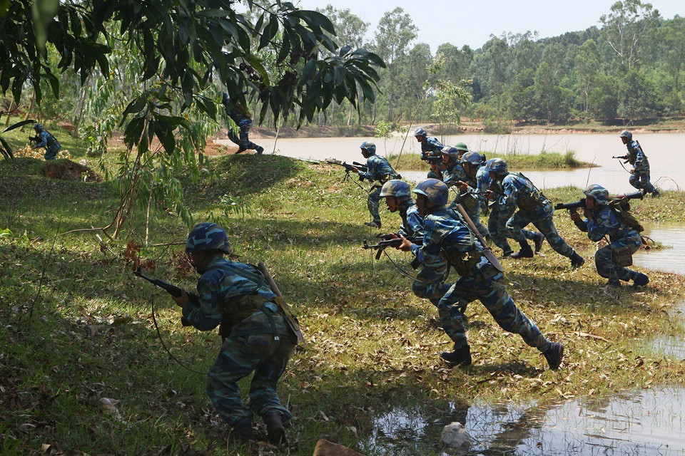 Chiến sỹ Lữ đoàn Hải quân đánh bộ 147 luyện tập đổ bộ đánh chiếm mục tiêu. (Ảnh: Trọng Đức/TTXVN)