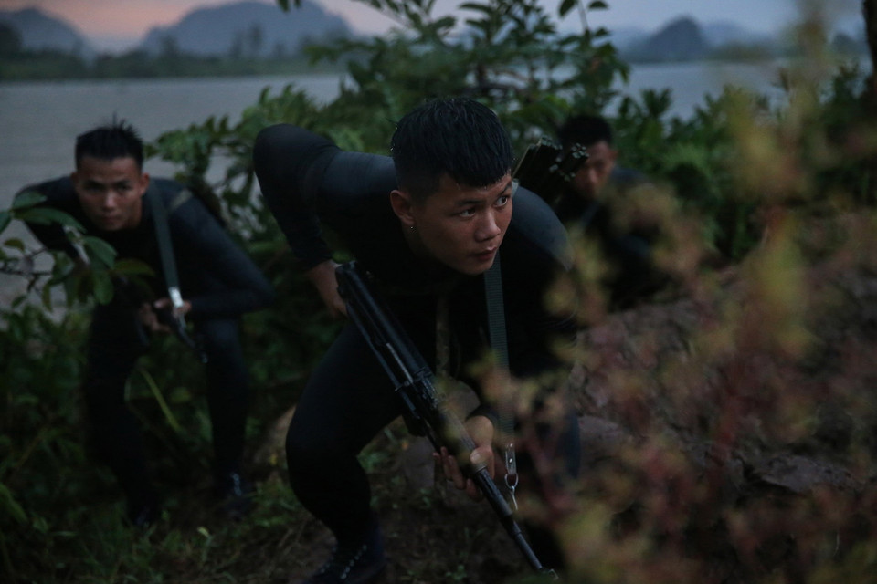 Chiến sỹ Lữ đoàn Đặc công Hải quân 126 đột nhập theo đường sông đánh chiếm mục tiêu giả định trong điều kiện đêm tối. (Ảnh: Dương Giang/TTXVN)