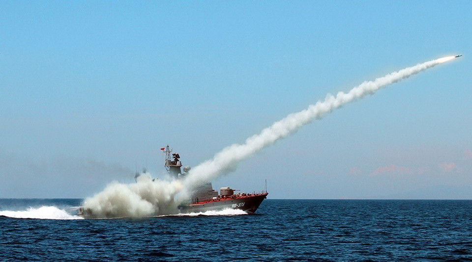Tàu tên lửa hiện đại HQ-378 thuộc biên chế Lữ đoàn 167 (Vùng 2 Hải quân) diễn tập bắn đạn thật trên biển. Đây là 1 trong số 6 tàu tên lửa lớp 12418 do Xí nghiệp liên hợp Ba Son (Tổng cục Công nghiệp quốc phòng) đóng mới trên cơ sở chuyển giao công nghệ của Nga. (Ảnh: Tư liệu/TTXVN phát)