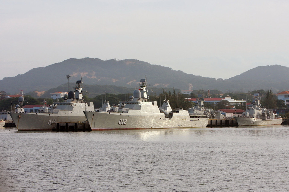 Tàu hộ vệ tên lửa HQ-011 Đinh Tiên Hoàng và HQ-012 Lý Thái Tổ - 2 trong số 4 tàu chiến mặt nước lớp Gepard 3.9 và tàu tên lửa tấn công nhanh Molniya (Tia chớp) HQ-376, giúp tăng cường năng lực phòng thủ, bảo vệ chủ quyền biển, đảo của Hải quân nhân dân Việt Nam. (Ảnh: Dương Giang/TTXVN)