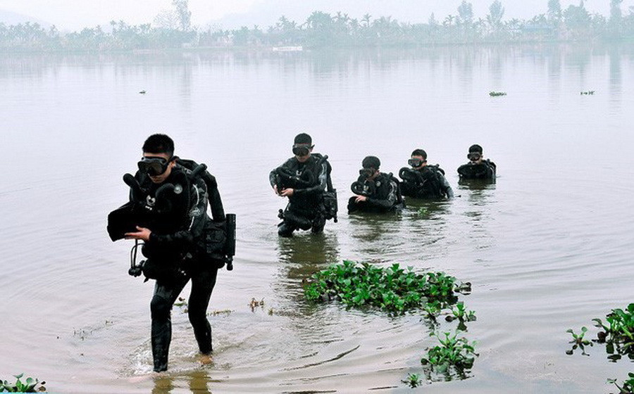 Chiến sỹ Lữ đoàn Đặc công hải quân 126 luyện tập tiếp cận, đánh chiếm mục tiêu. (Ảnh: Tư liệu/TTXVN phát)