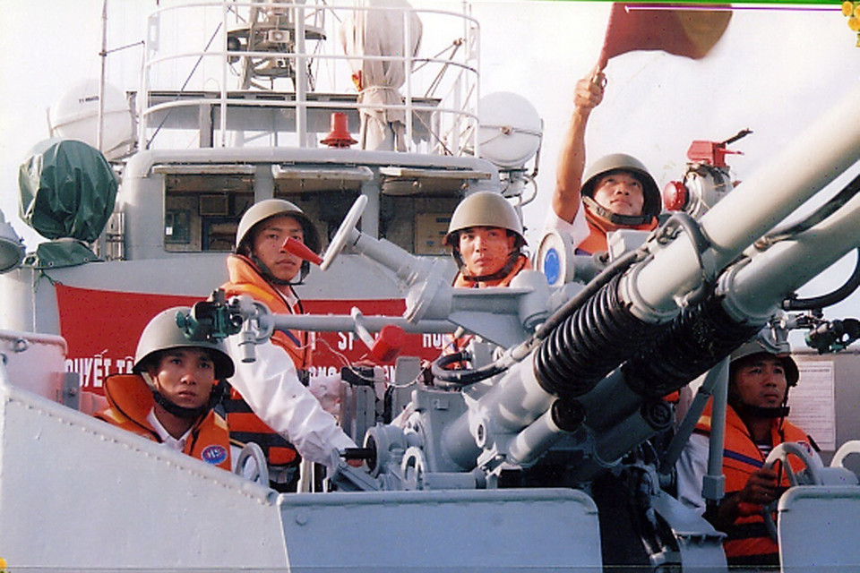 Chiến sỹ tàu pháo HQ-53 Lữ đoàn 170 luyện tập tình huống báo động chiến đấu đối không. (Ảnh: Trọng Đức/TTXVN)