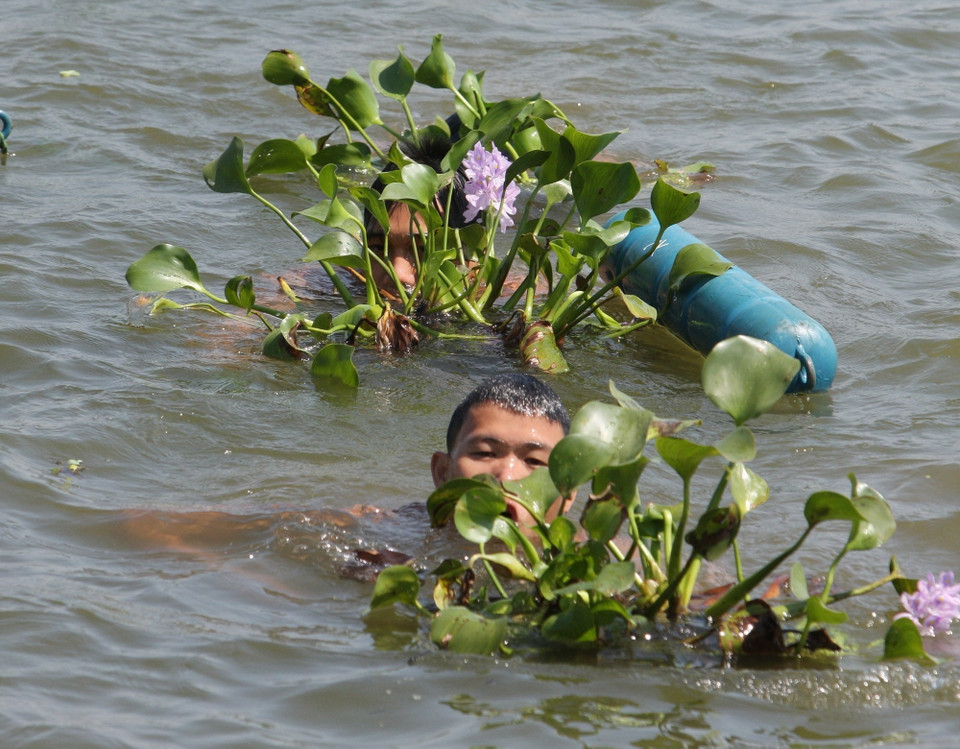 Chiến sỹ Lữ đoàn Đặc công Hải quân 126 không ngừng nâng cao chất lượng, huấn luyện làm chủ vũ khí, trang bị kỹ thuật; tập trung xây dựng lực lượng chính quy, hiện đại; huấn luyện theo hướng ''tinh nhuệ, thiện chiến'' và thực hiện tiêu chí 4 giỏi ''Bơi, lặn giỏi; bắn súng giỏi; võ thuật giỏi và rèn luyện thể lực giỏi''. (Ảnh: Trọng Đức/TTXVN)