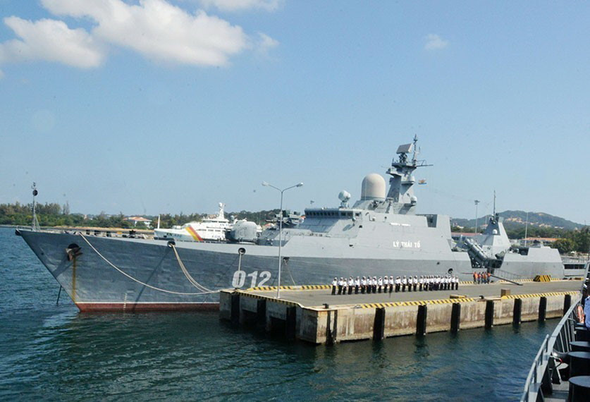 Tàu hộ vệ tên lửa HQ-012 Lý Thái Tổ - một trong 4 tàu chiến mặt nước lớn và hiện đại nhất của Hải quân Việt Nam hiện nay. Ngoài việc theo dõi, tìm kiếm và tiêu diệt các mục tiêu trên không, trên biển, chống ngầm và tích hợp hàng loạt vũ khí hiện đại, chiến hạm Gepard 3.9 còn có khả năng tàng hình. (Ảnh: Tư liệu/TTXVN phát)