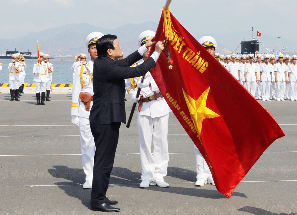 Chủ tịch nước Trương Tấn Sang trao tặng Danh hiệu Anh hùng Lực lượng vũ trang nhân dân thời kỳ đổi mới cho lực lượng Hải quân nhân dân Việt Nam, sáng 2/5/2015, tại Cam Ranh (Khánh Hòa). (Ảnh: Nguyễn Khang/TTXVN)