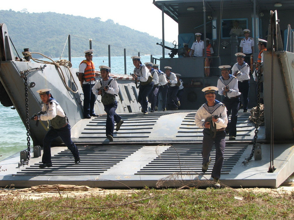 Lực lượng Hải quân đánh bộ huấn luyện hiệp đồng đổ bộ lên đảo. (Ảnh: Trọng Đức/TTXVN)