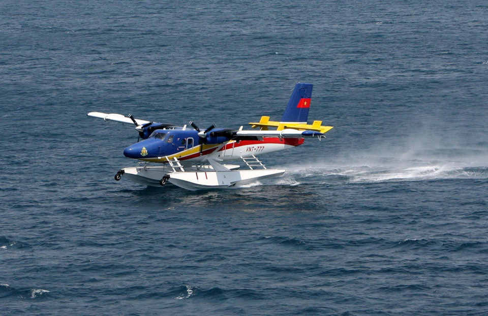 Thủy phi cơ DHC-6 của Lữ đoàn Không quân Hải quân 954 huấn luyện hạ cánh trên biển. (Ảnh: Nguyễn Khang/TTXVN)