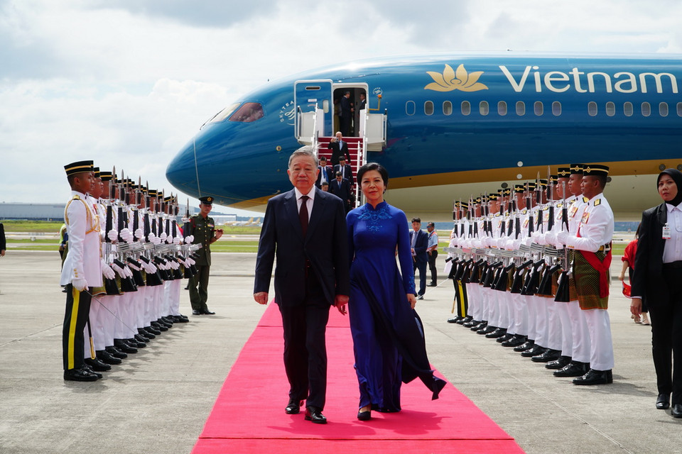 Tổng Bí thư Tô Lâm và Phu nhân đến Sân bay Quốc tế Kuala Lumpur, thủ đô Kuala Lumpur, Malaysia bắt đầu chuyến thăm chính thức Malaysia. (Ảnh: Lê Hằng Linh/TTXVN)