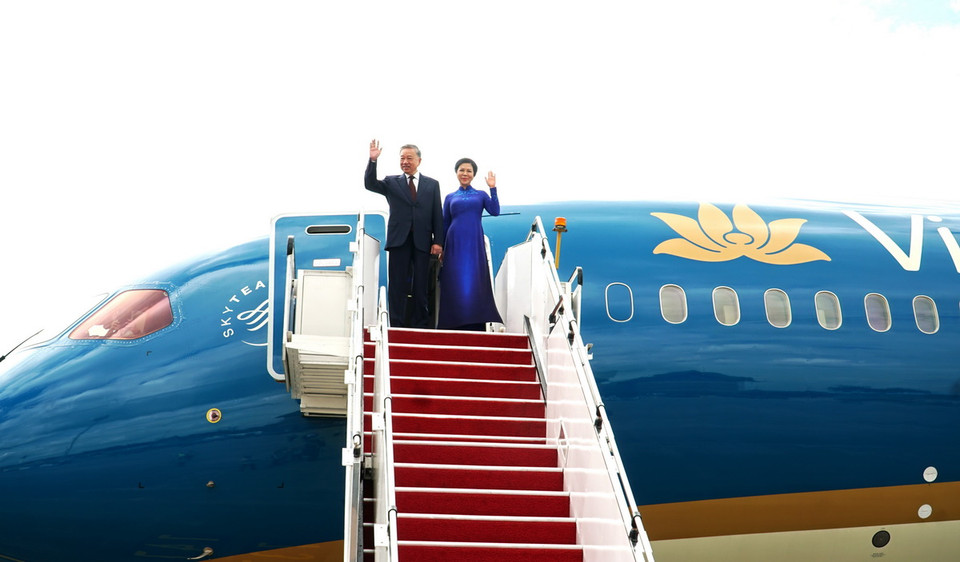 Tổng Bí thư Tô Lâm và Phu nhân đến Sân bay Quốc tế Kuala Lumpur, thủ đô Kuala Lumpur, Malaysia bắt đầu chuyến thăm chính thức Malaysia. (Ảnh: Lê Hằng Linh/TTXVN)