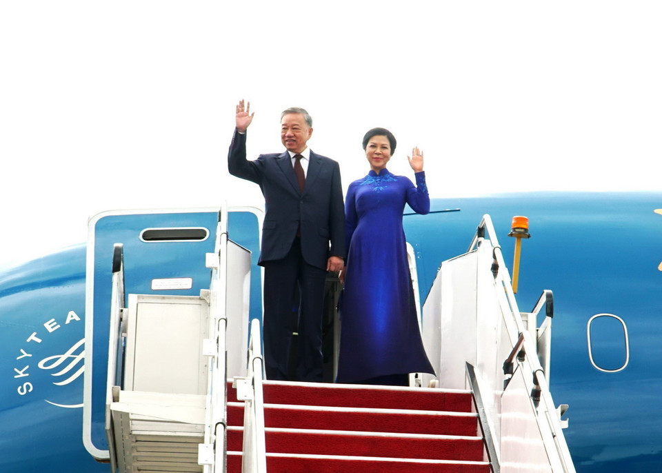 Tổng Bí thư Tô Lâm và Phu nhân đến Sân bay Quốc tế Kuala Lumpur, thủ đô Kuala Lumpur, Malaysia bắt đầu chuyến thăm chính thức Malaysia. (Ảnh: Lê Hằng Linh/TTXVN)