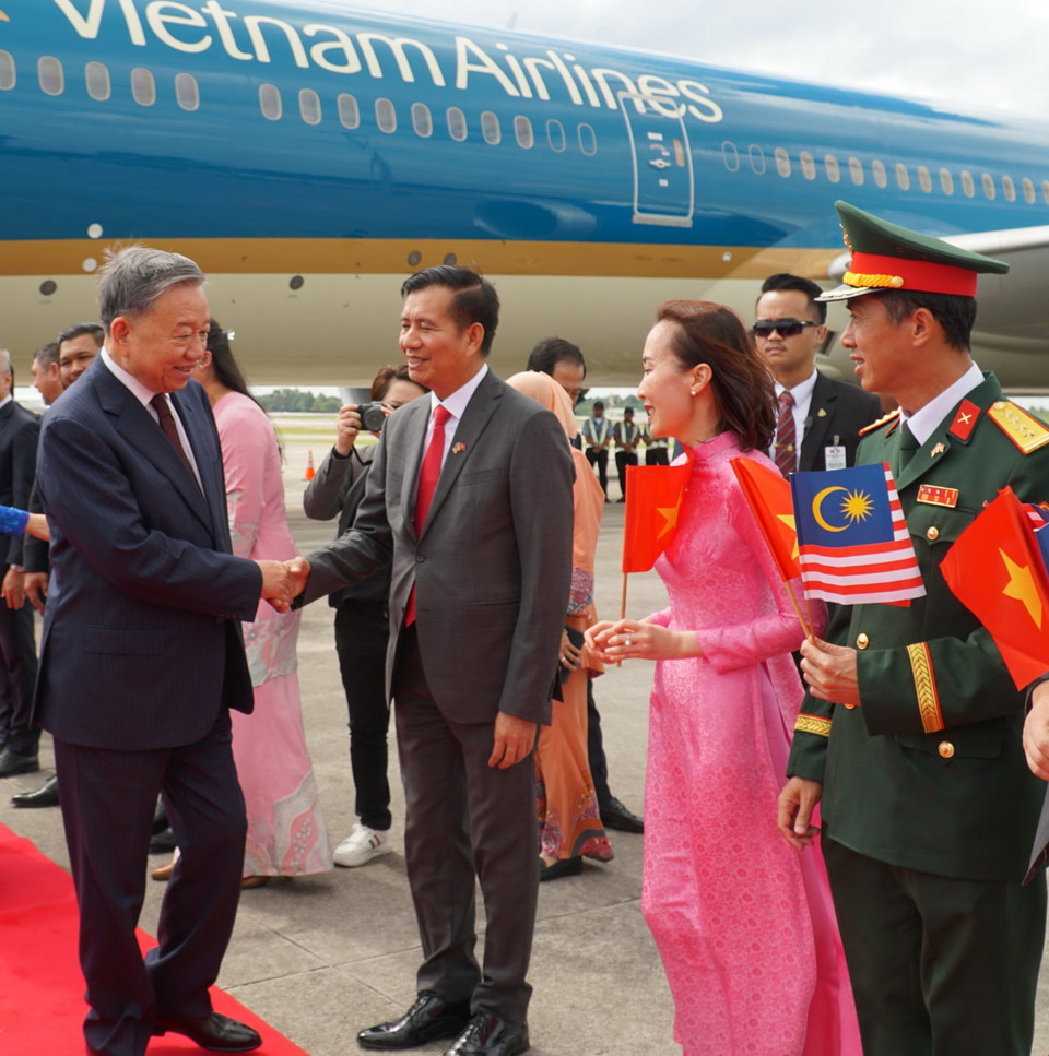 Tổng Bí thư Tô Lâm và Phu nhân đến Sân bay Quốc tế Kuala Lumpur, thủ đô Kuala Lumpur, Malaysia bắt đầu chuyến thăm chính thức Malaysia. (Ảnh: Lê Hằng Linh/TTXVN)