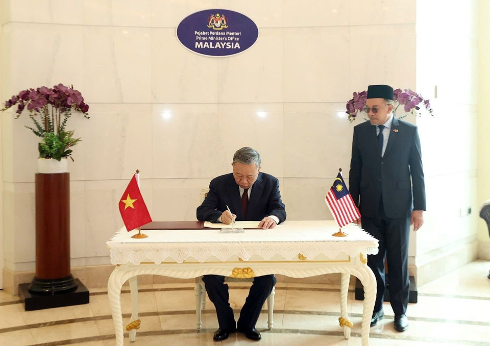 Tổng Bí thư Tô Lâm ký Sổ Lưu bút. (Ảnh: Thống Nhất/TTXVN)