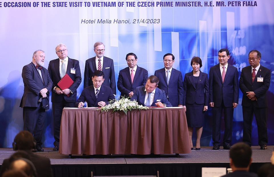 Thủ tướng Phạm Minh Chính và Thủ tướng Séc Petr Fiala chứng kiến ký Biên bản ghi nhớ giữa Tập đoàn Armex và Tổng Công ty Điện lực Dầu khí Việt Nam về tăng cường, đẩy mạnh hợp tác chung giữa hai đơn vị. (Ảnh: Dương Giang/TTXVN)
