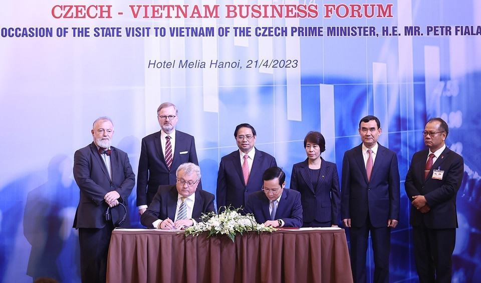 Thủ tướng Phạm Minh Chính và Thủ tướng Séc Petr Fiala chứng kiến ký Thỏa thuận hợp tác giữa Liên đoàn Thương mại và Công nghiệp Việt Nam và Phòng thương mại Cộng hòa Séc trong công tác trao đổi kinh nghiệm, phối hợp hỗ trợ doanh nghiệp hai nước. (Ảnh: Dương Giang/TTXVN)