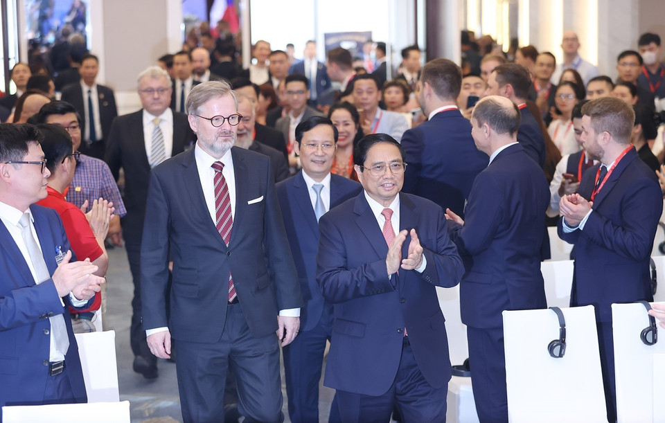 Thủ tướng Phạm Minh Chính và Thủ tướng Séc Petr Fiala đến dự Diễn đàn Doanh nghiệp Việt NamCộng hòa Séc. (Ảnh: Dương Giang/TTXVN)