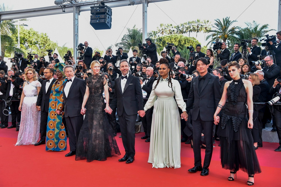 Chủ tịch hội đồng giám khảo Cate Blanchett (thứ 5 từ trái sang, phía trước) và các thành viên giám khảo tại lễ khai mạc Liên hoan phim Cannes lần thứ 71, Pháp, ngày 8/5. (Nguồn: THX/TTXVN)