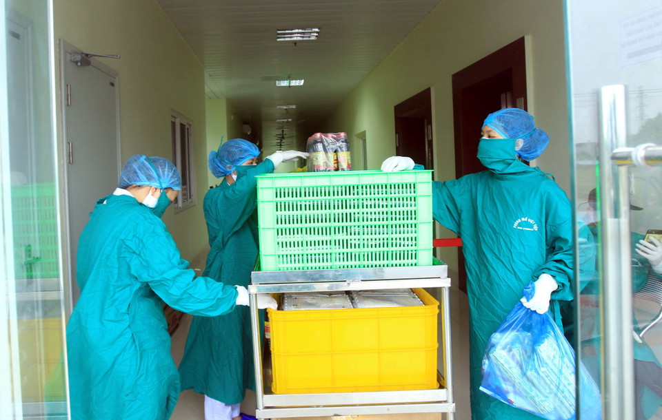 Các bác sỹ chuẩn bị bữa cơm đủ dinh dưỡng cho công dân Trung Quốc đang được cách ly tại Bệnh viện Việt Tiệp. (Ảnh: An Đăng/TTXVN)
