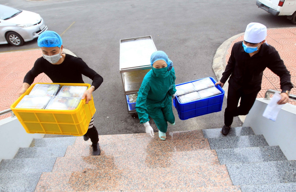 Các bác sỹ chuẩn bị bữa cơm đủ dinh dưỡng cho công dân Trung Quốc đang được cách ly tại Bệnh viện Việt Tiệp. (Ảnh: An Đăng/TTXVN)