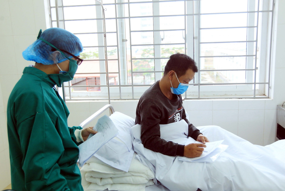 Các y bác sỹ luôn tận tình hỏi thăm, động viên và chăm sóc những công dân của Trung Quốc tại khu cách ly của Bệnh viện Việt Tiệp. (Ảnh: An Đăng/TTXVN)