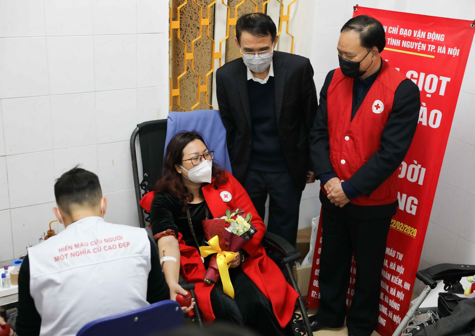 Cán bộ Hội Chữ thập đỏ Hà Nội thăm hỏi, động viên người hiến máu tại địa chỉ 26 Lương Ngọc Quyến, quận Hoàn Kiếm (Hà Nội) trong sáng 11/2/2020. (Ảnh: Thanh Tùng/TTXVN)