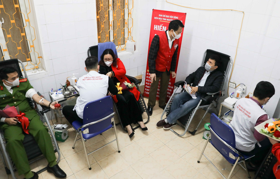 Cán bộ Hội Chữ thập đỏ Hà Nội thăm hỏi, động viên người hiến máu tại địa chỉ 26 Lương Ngọc Quyến, quận Hoàn Kiếm (Hà Nội) trong sáng 11/2/2020. (Ảnh: Thanh Tùng/TTXVN)