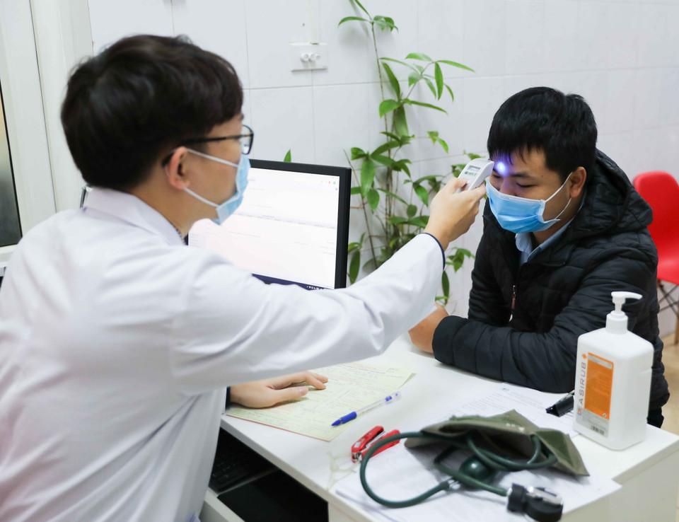 Kiểm tra sức khỏe cho tình nguyện viên đăng ký hiến máu tại địa chỉ 26 Lương Ngọc Quyến, quận Hoàn Kiếm (Hà Nội) trong sáng 11/2/2020. (Ảnh: Thanh Tùng/TTXVN)