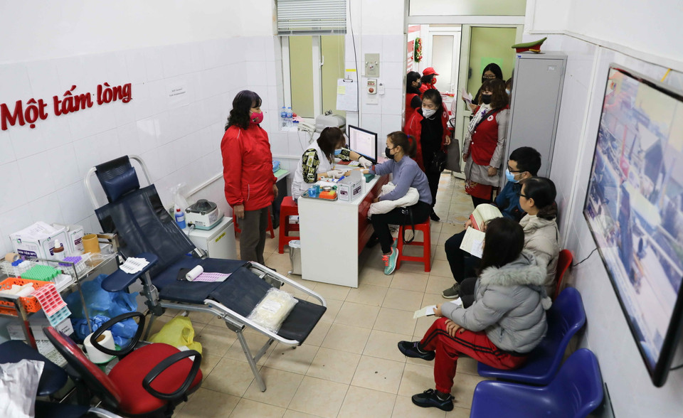 Lấy mẫu máu xét nghiệm cho tình nguyện viên đăng ký hiến máu tại địa chỉ 26 Lương Ngọc Quyến, quận Hoàn Kiếm (Hà Nội) trong sáng 11/2/2020. (Ảnh: Thanh Tùng/TTXVN)