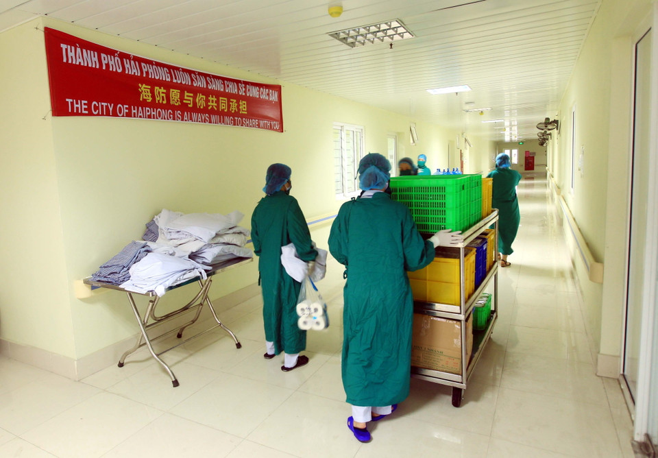 Các y bác sỹ mang cơm đến tận từng phòng. (Ảnh: An Đăng/TTXVN)