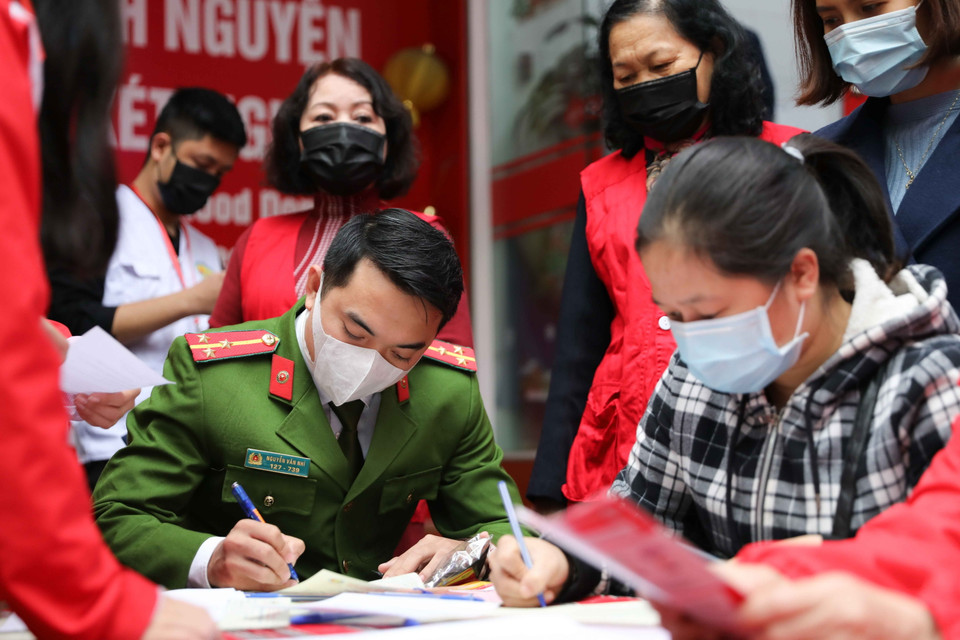 Tình nguyện viên đăng ký hiến máu tại địa chỉ 26 Lương Ngọc Quyến, quận Hoàn Kiếm (Hà Nội) trong sáng 11/2/2020. (Ảnh: Thanh Tùng/TTXVN)