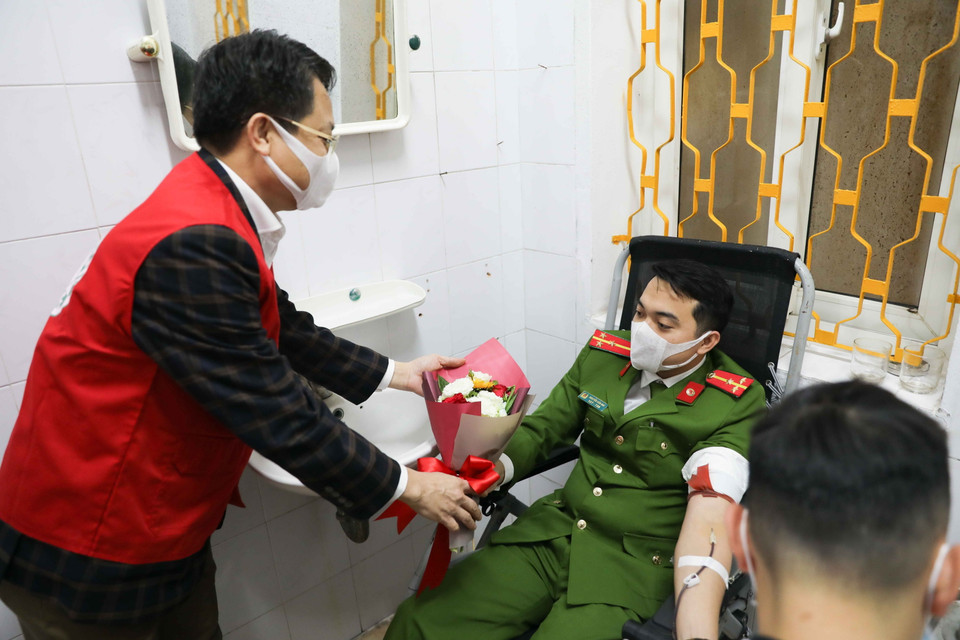 Cán bộ Hội Chữ thập đỏ Hà Nội thăm hỏi, động viên người hiến máu tại địa chỉ 26 Lương Ngọc Quyến, quận Hoàn Kiếm (Hà Nội) trong sáng 11/2/2020. (Ảnh: Thanh Tùng/TTXVN)