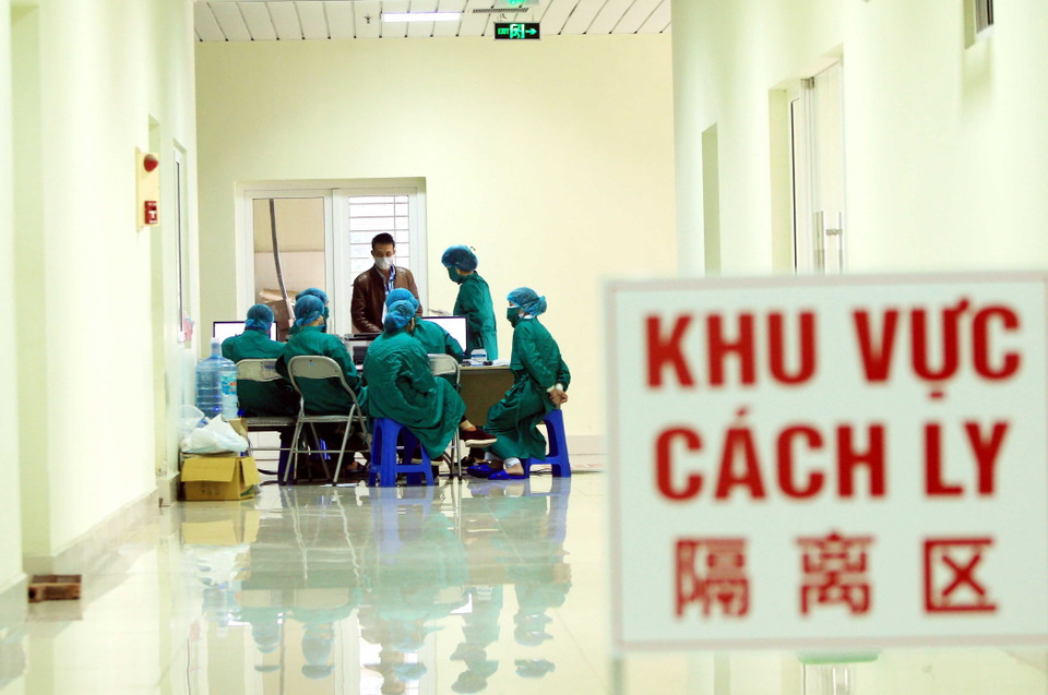 Luôn tận tình khi tiếp nhận những công dân Trung Quốc đến để vào khu vực cách ly. (Ảnh: An Đăng/TTXVN)