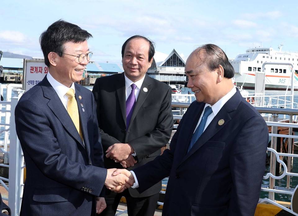 Bộ trưởng Bộ Hải dương và Thủy sản Hàn Quốc đón Thủ tướng Nguyễn Xuân Phúc. (Ảnh: Thống Nhất/TTXVN)