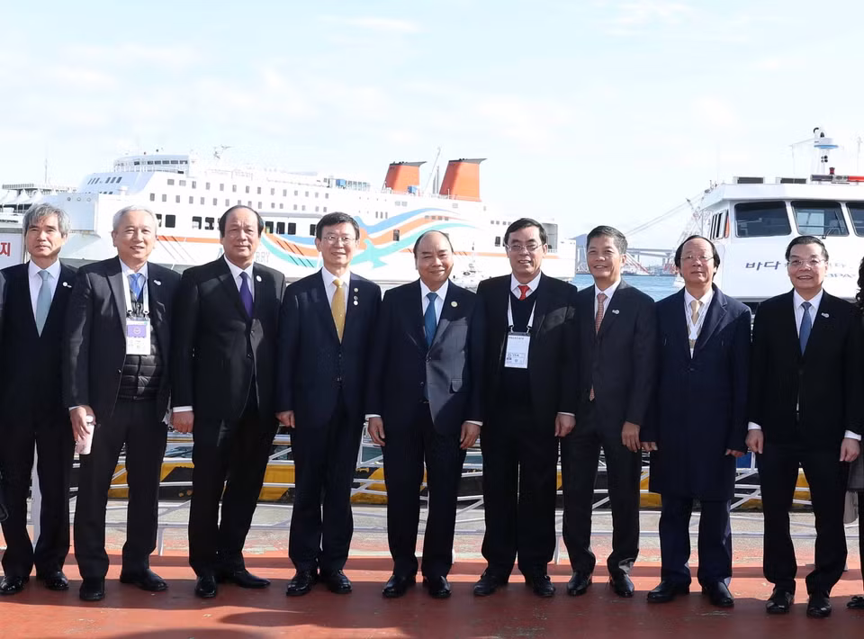 Thủ tướng Nguyễn Xuân Phúc cùng các thành viên trong đoàn chụp ảnh lưu niệm tại Cảng quốc tế Busan. (Ảnh: Thống Nhất/TTXVN)