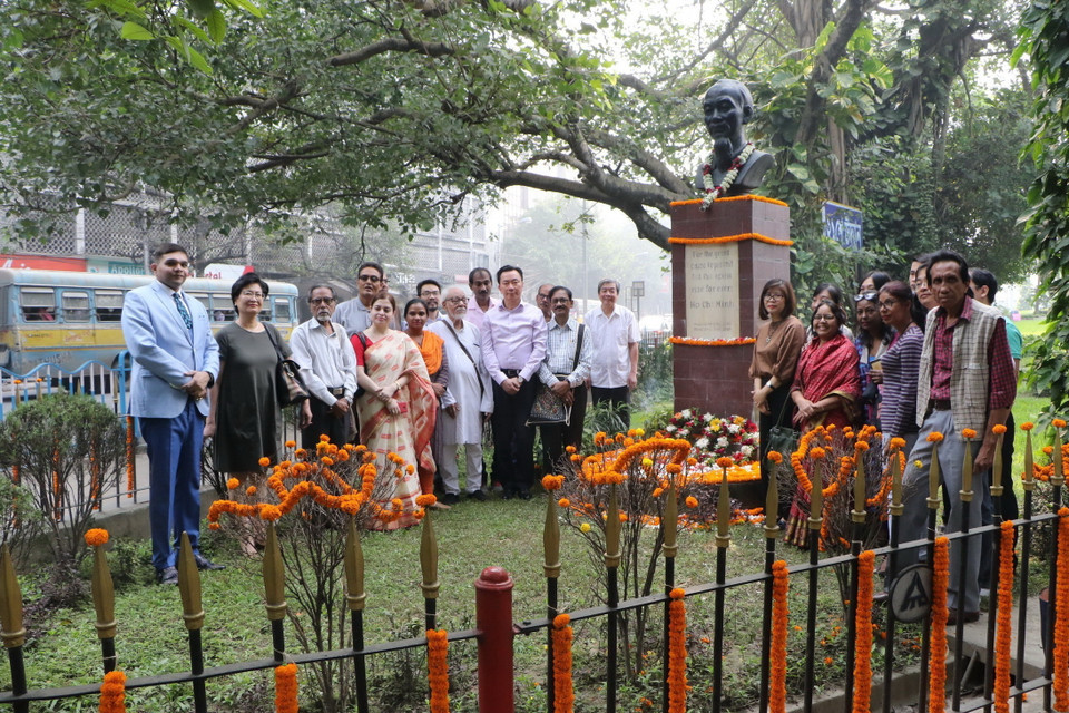 Đoàn đại biểu Việt Nam và bạn bè Ấn Độ trong lễ đặt hoa tưởng niệm tại tượng đài Bác Hồ. (Ảnh: Huy Lê/TTXVN)