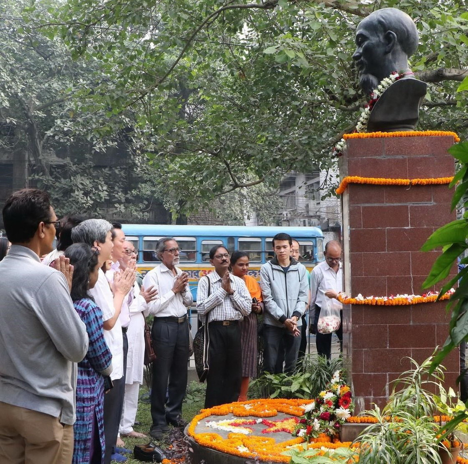 Đoàn đại biểu Việt Nam và bạn bè Ấn Độ trong lễ đặt hoa tưởng niệm tại tượng đài Bác Hồ. (Ảnh: Huy Lê/TTXVN)